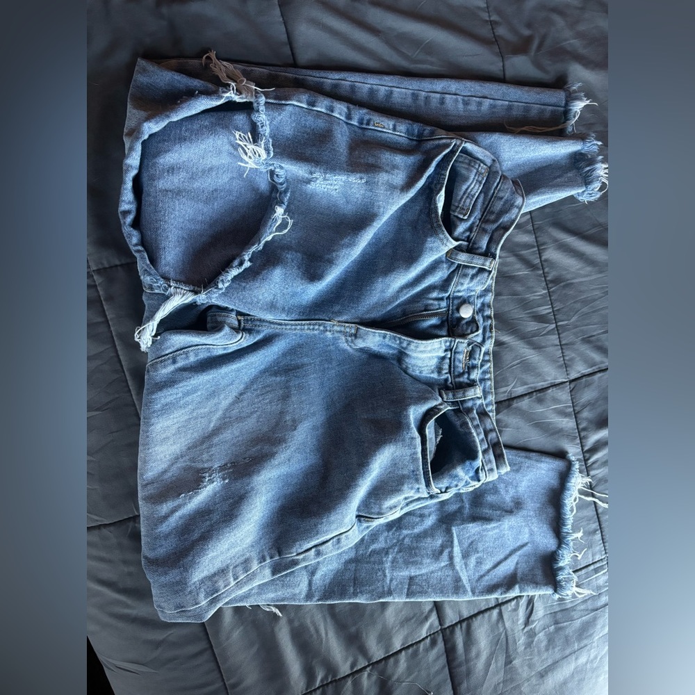 Low waisted distressed jeans